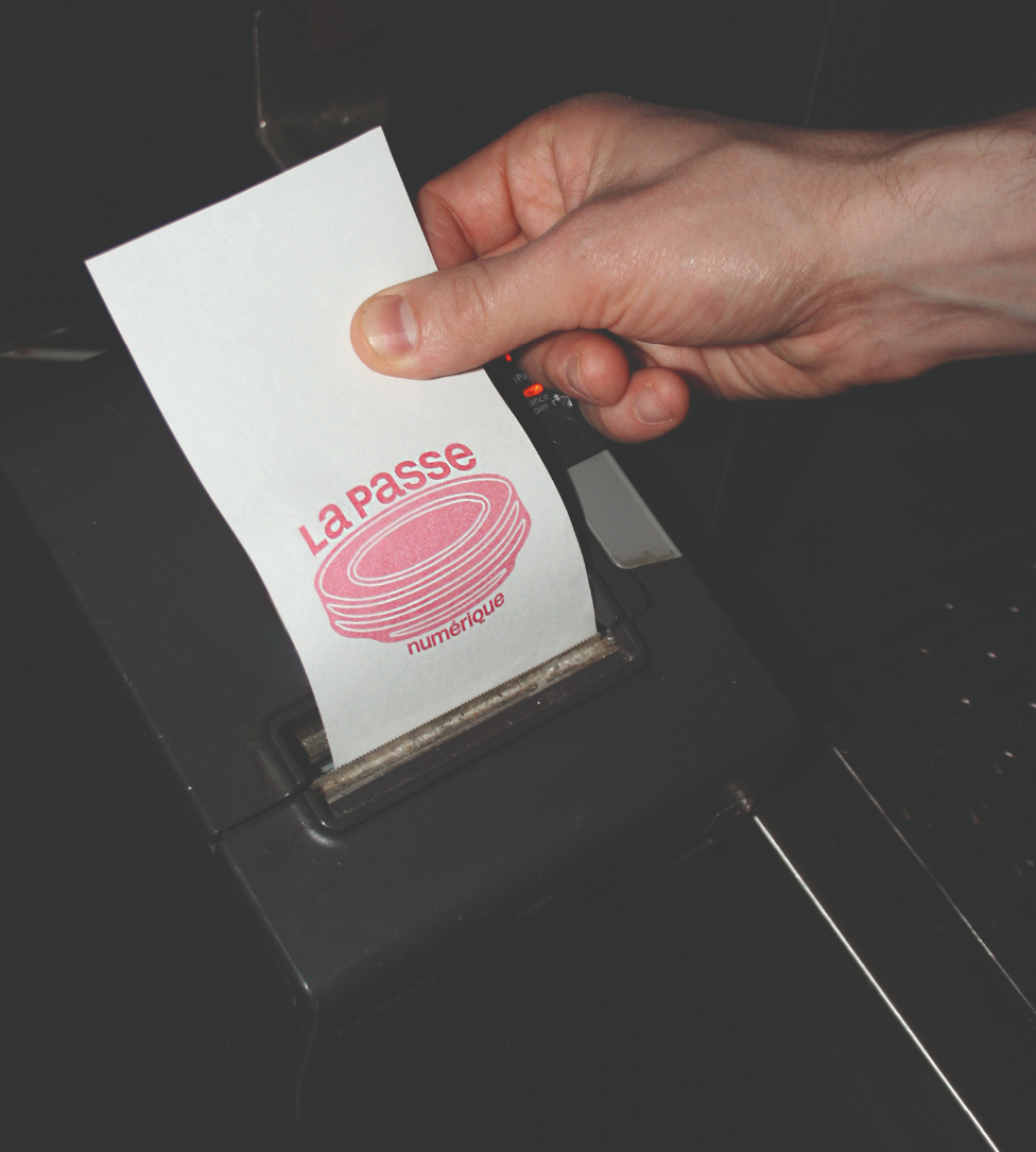 Main tenant un ticket de cuisine au-dessus du plan de travail